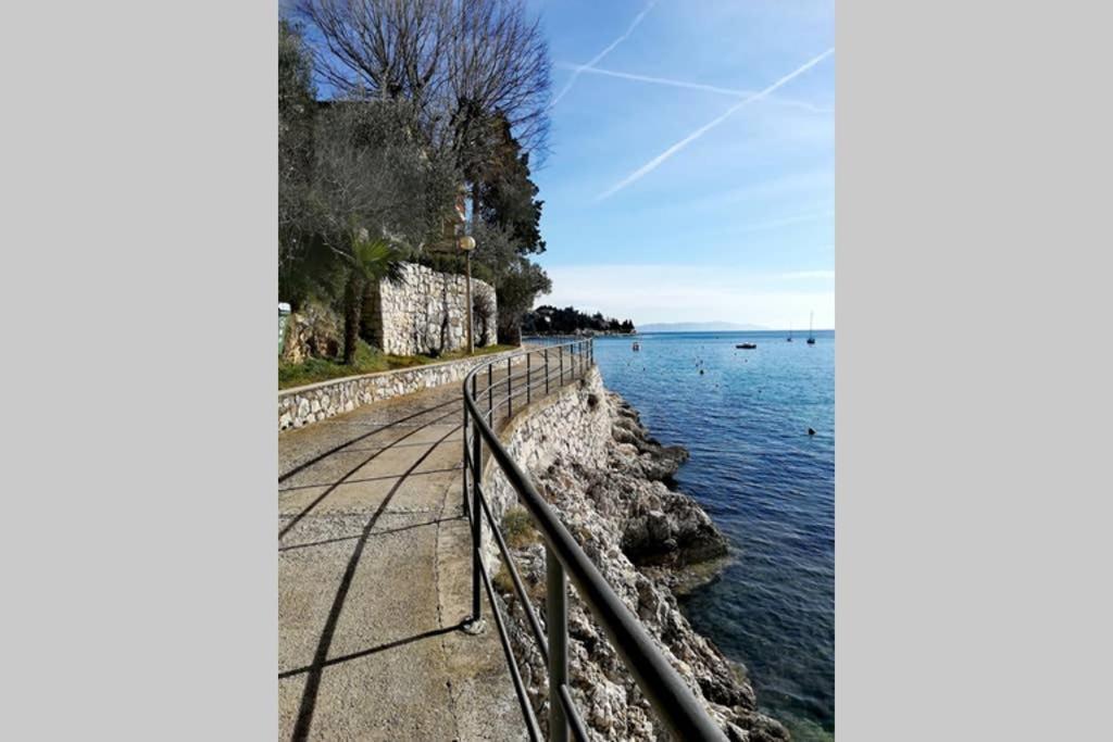Apartment Noemi With A Direct Beach View Rabac Εξωτερικό φωτογραφία