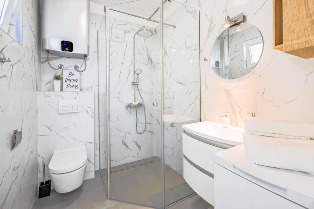 Apartment Noemi With A Direct Beach View Rabac Εξωτερικό φωτογραφία