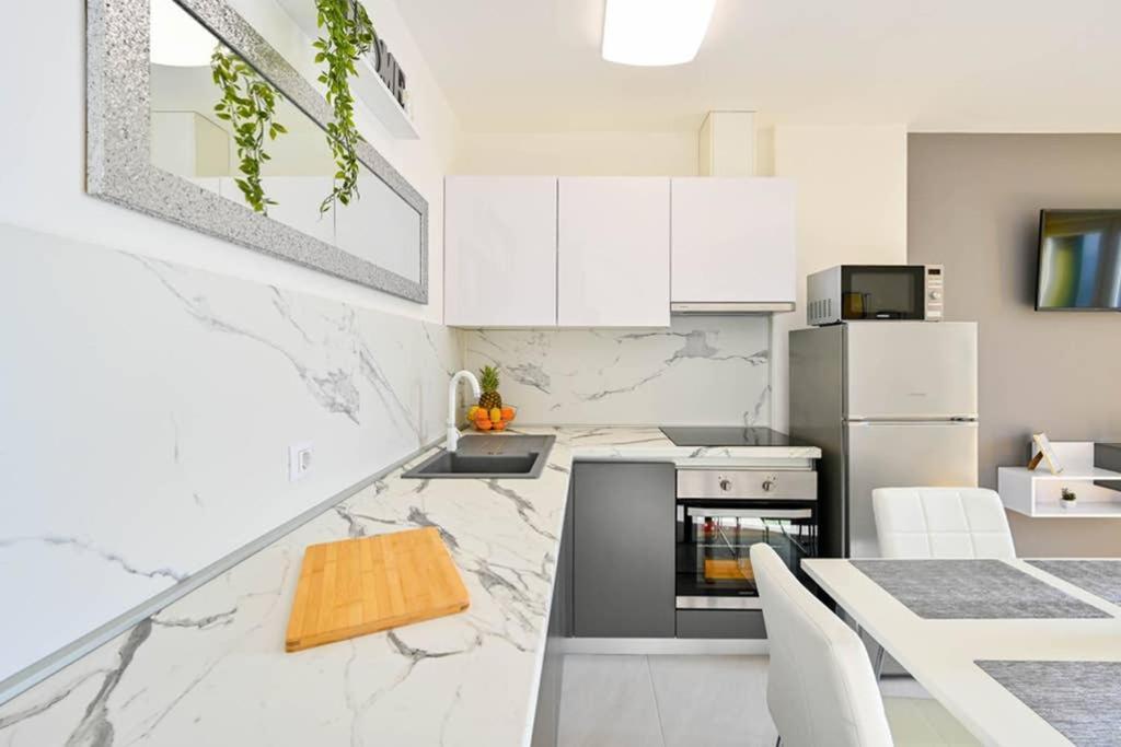 Apartment Noemi With A Direct Beach View Rabac Εξωτερικό φωτογραφία