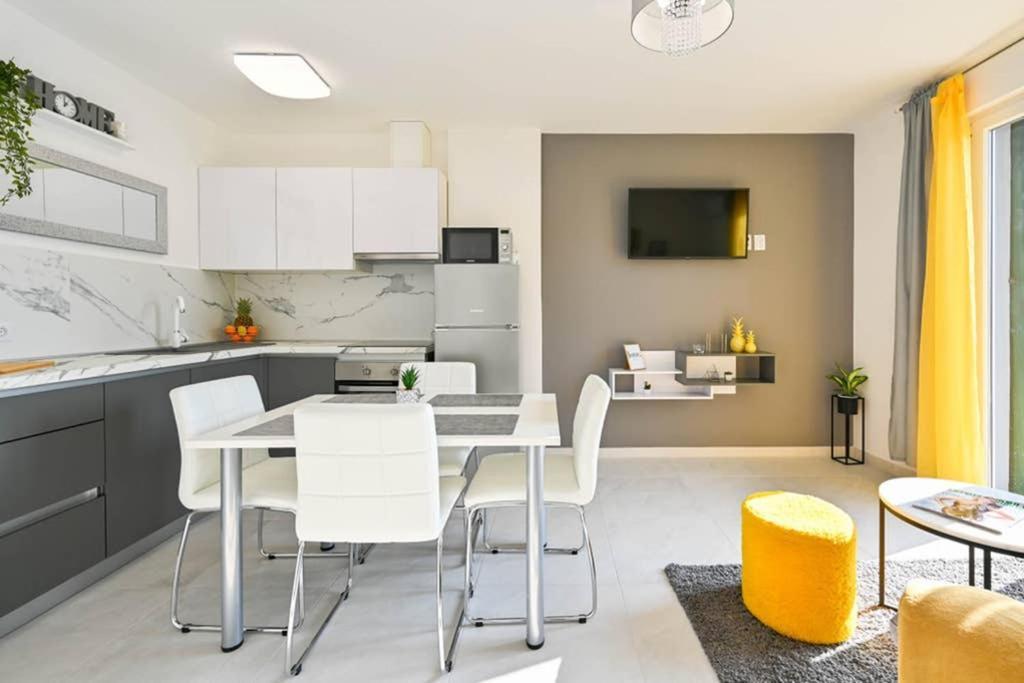 Apartment Noemi With A Direct Beach View Rabac Εξωτερικό φωτογραφία