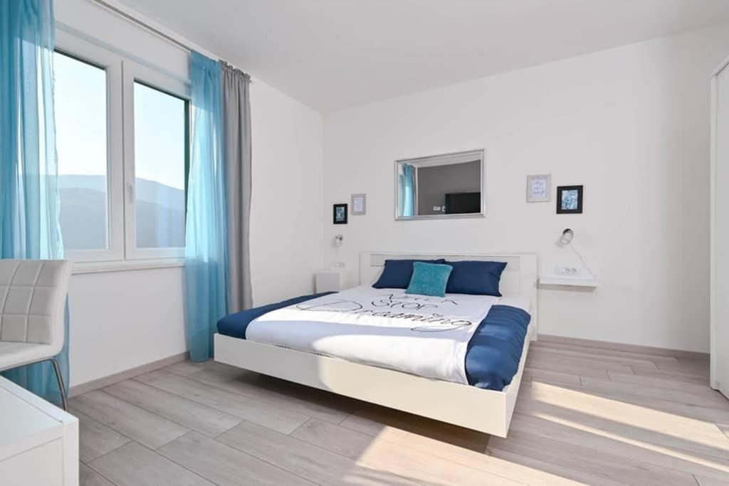 Apartment Noemi With A Direct Beach View Rabac Εξωτερικό φωτογραφία